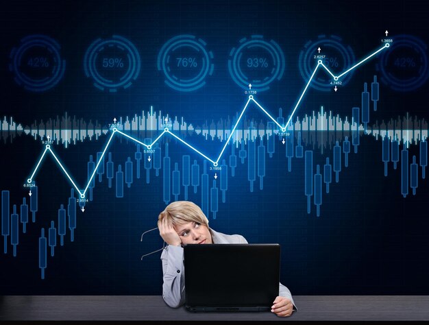 Zdjęcie handlowczyni siedząca w biurze z wykresami akcji i procentów na wirtualnym ekranie koncepcja inwestycji i cyberprzestrzeni