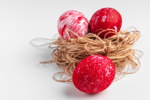 Handmade Easter jajka na białym tle