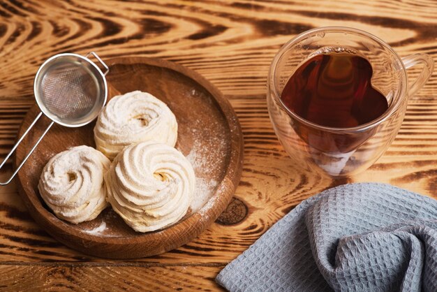 Handmade marshmallow Naturalna słodycz Zephir jabłkowy i filiżanka herbaty na powierzchni drewna