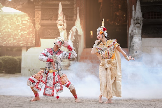 Hanuman i Suvannamaccha w tajskim klasycznym tańcu maskowym w dramacie Ramajana