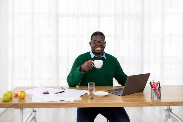 Happy African American Biznesmen Na Laptopa Gospodarstwa Kawy W Biurze