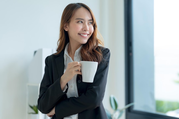 Happy Asian Businesswoman W Garniturze Trzyma Filiżankę Kawy Orzeźwiający Napój