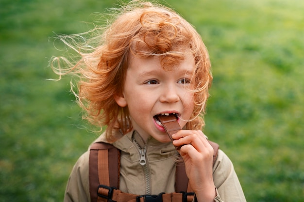 Zdjęcie happy boy eating sweets on chocolate day