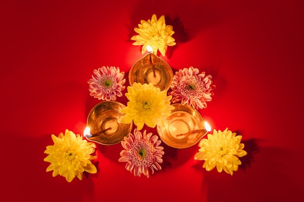 Happy Diwali Tradycyjne hinduskie obchody Diya lampy naftowe i kwiaty na czerwonym tle Religijne święto światła