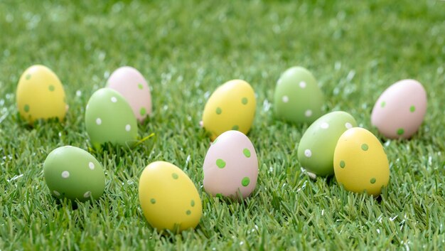 Happy Easter Pastelowe kolorowe jajka na zielonej trawie widok z bliska