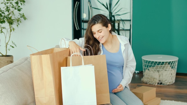 Happy Female Shopper Shopping Online Koncepcja szybkiej dostawy