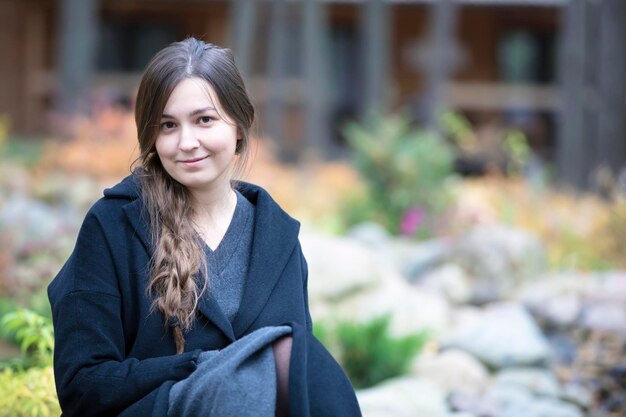 Happy girl w przyrodzie Portret zwyczajnej młodej kobiety na zewnątrz pomieszczeń