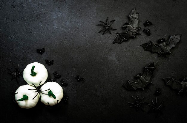 Zdjęcie happy halloween czarne tło z dyniami nietoperze pająki z kopią miejsca