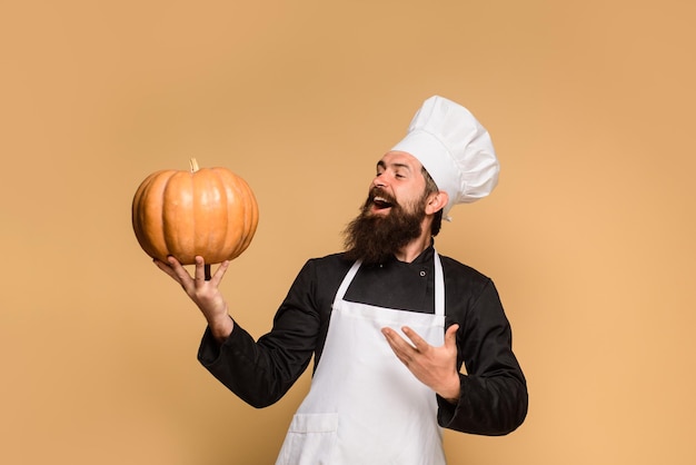 Happy halloween dzień dziękczynienia gotowanie lub jesienne przepisy kulinarne koncepcja dożynek brodaty mężczyzna trzymaj