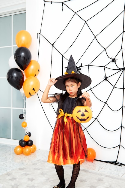 Happy Halloween mała czarownica z dynią