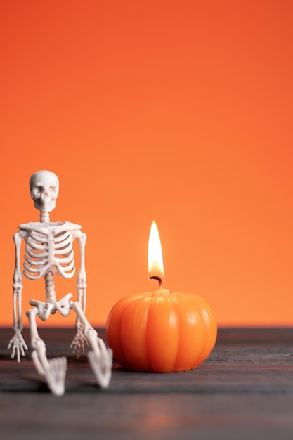 Happy halloween wakacje koncepcja Szkielet świeca dyni na pomarańczowym tle Halloween festiwal kartkę z życzeniami