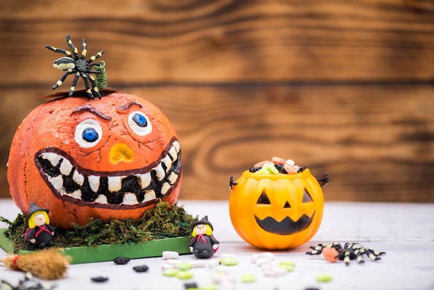 Zdjęcie happy halloween z cukierkami i dynią na imprezę. cukierek albo psikus w sezonie jesiennym.