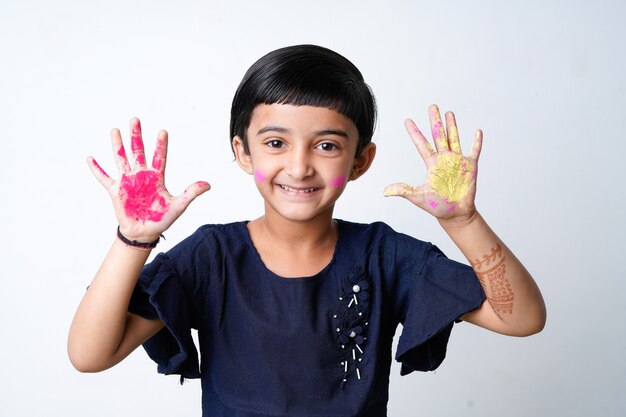 Happy Holi Greeting - Cute Little Girl Indian Z Kolorowymi Rękami, Odizolowane Na Białym Tle