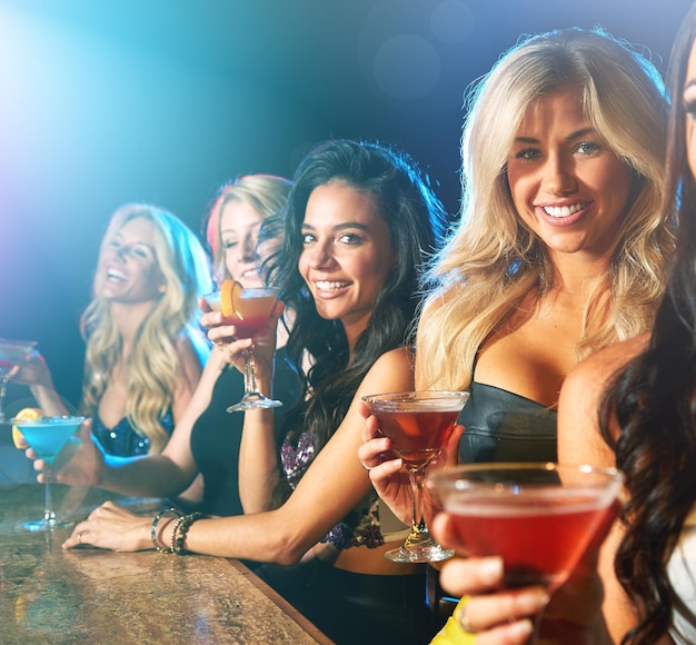 Happy hour kobiety i koktajl z portretem kobiecej grupy gotowej do tańca i picia Koktajle w klubie nocnym i muzyka taneczna dj z ludźmi, napojami i świętowaniem alkoholu z uśmiechem