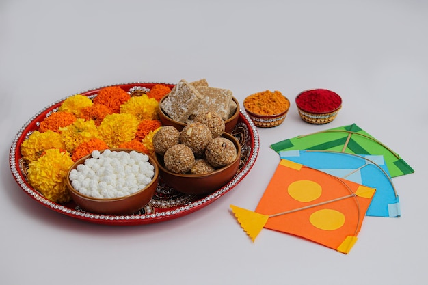 Happy Makar Sankranti, Pongal i Uttarayan z latawcem, miskami haldi kum kum i słodyczami tilgul