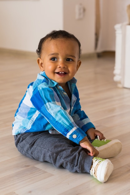 Happy Mixed Race Toddler Baby Boy w pomieszczeniu