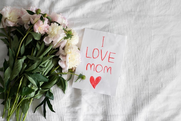 Happy Mothers Day Świeże piwonie i pocztówka dla mamy na białym tle Stylowa karta z pozdrowieniami Szablon karty z pozdrowieniami z tekstem