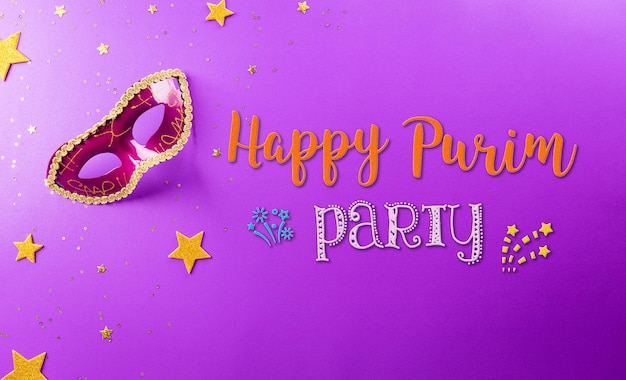 Happy Purim karnawałowa koncepcja dekoracji wykonana z maski i błyszczącej gwiazdy na fioletowym tle Happy Purim w hebrajskim żydowskim święcie świętować