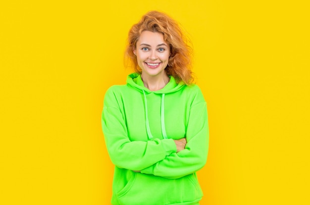 Happy redhead stylowa kobieta na kolor tła stylowa kobieta samodzielnie na żółty