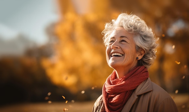 Happy senior fit aktywna kobieta jesienią Portret starszej kobiety uśmiecha się na zewnątrz Wesoły stary