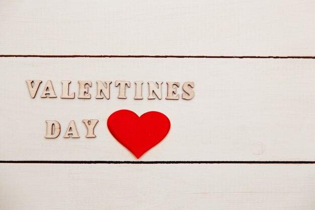 Happy Valentin's Day lightbox wiadomość z białymi sercami na różowym tle.
