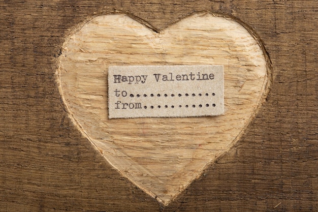 Happy Valentine drobny wpisany tekst uwaga bliska koncepcja pozdrowienia walentynki rzeźbione kształt serca na drewnie jako tło dla karty z pozdrowieniami walentynki