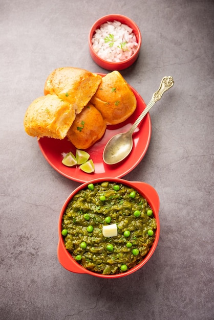 Hariyali green Pav bhaji to odmiana tradycyjnego pav bhaji wykonanego z warzyw liściastych