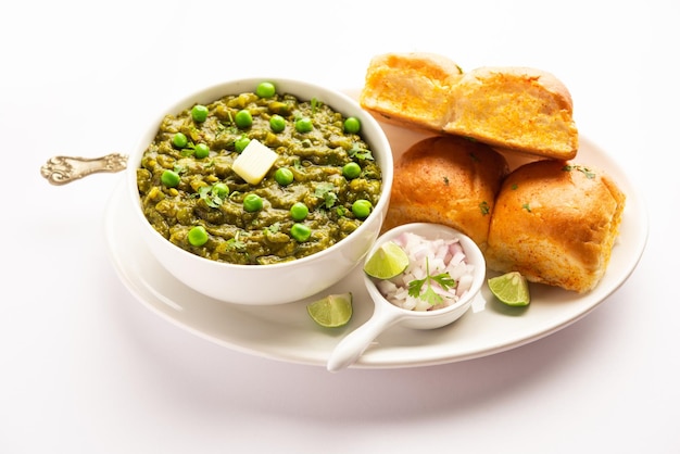 Hariyali green Pav bhaji to odmiana tradycyjnego pav bhaji wykonanego z warzyw liściastych