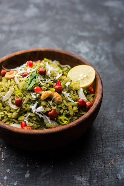 Hariyali Poha, Green Masala Pohe lub spłaszczony ryż podawany w misce, selektywne skupienie