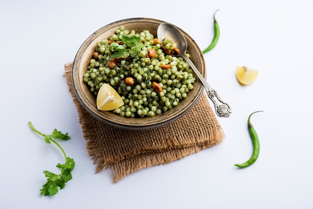 Hariyali sabudana khichdi to pyszna odmiana zwykłego Sago khichadi z kolendry , chilli i orzeszków ziemnych .