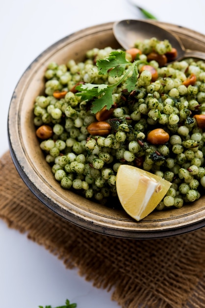 Hariyali sabudana khichdi to pyszna odmiana zwykłego Sago khichadi z kolendry , chilli i orzeszków ziemnych .