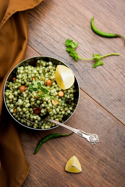 Hariyali sabudana khichdi to pyszna odmiana zwykłego Sago khichadi z kolendry , chilli i orzeszków ziemnych .