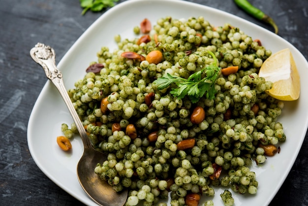 Zdjęcie hariyali sabudana khichdi to pyszna odmiana zwykłego sago khichadi z kolendry , chilli i orzeszków ziemnych .