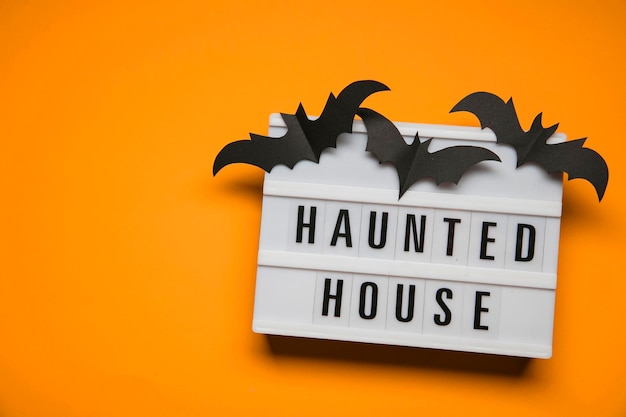 Haunted House Halloweenowa Wiadomość Lightbox Z Czarnymi Przerażającymi Nietoperzami
