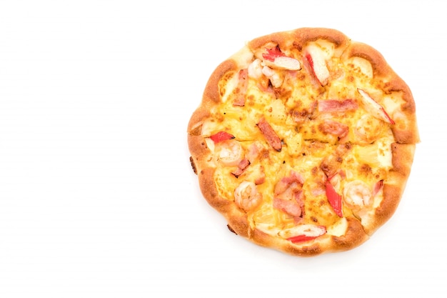 Hawajska pizza z owocami morza na białym tle