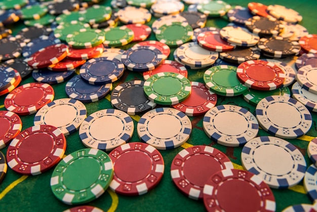 Hazard na żetony do gry w pokera na zielonym polu gry na szczęście
