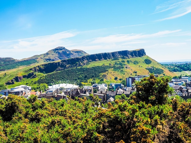 HDR Arthur's Seat widziany z Calton Hill w Edynburgu