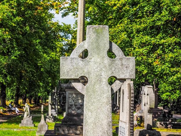HDR grobowce i krzyże na cmentarzu gotyckim