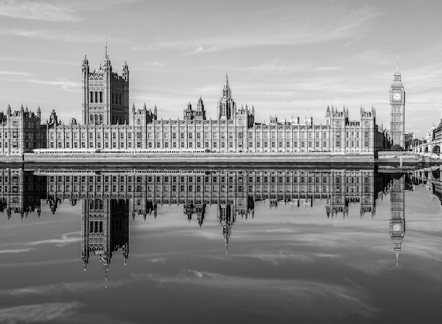 Zdjęcie hdr houses of parliament w londynie