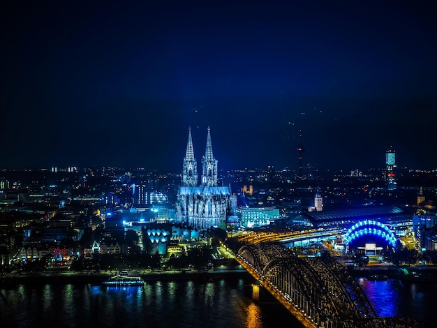 HDR Nocny widok z lotu ptaka na katedrę św. Piotra i Hohenzollern Bri