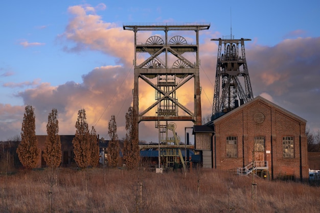 Zdjęcie headframe starej zimnej kopalni na tle nieba dziedzictwa przemysłowego ruhry metropolis dortmund niemcy