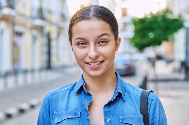 Headshot Portret Pozytywnej Nastoletniej Młodej Kobiety Patrzącej Na Kamerę