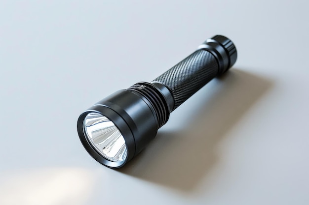 Zdjęcie heavyduty metal flashlight izolowany na białym tle