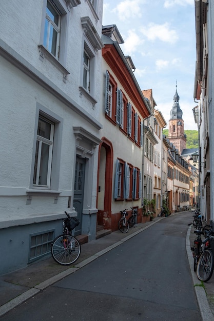 Heidelberg Altstadt pusta wąska ulica Niemcy Architektura niemiecka Rower zaparkowany pionowo