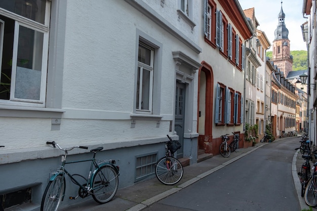 Heidelberg Altstadt pusta wąska ulica Niemcy Niemiecka architektura Rower zaparkowany na chodniku
