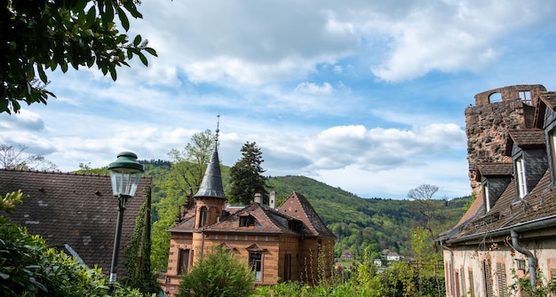 Heidelberg Średniowieczne Stare Miasto Pomarańczowy budynek na dachu ruiny zamku w Niemczech natura niebieskie niebo