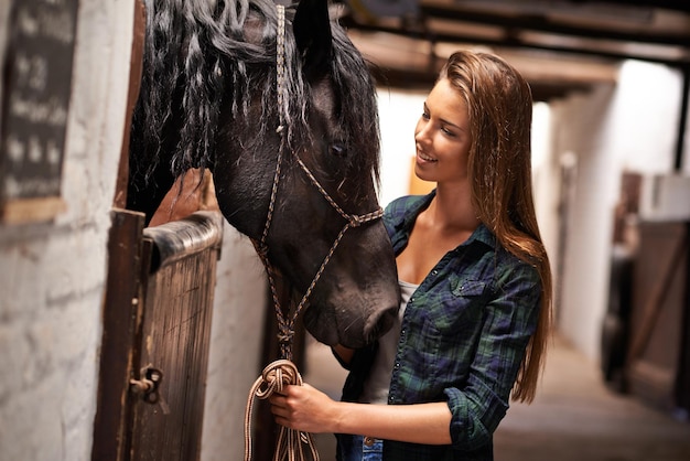 Hej dziewczyno, dlaczego młoda kobieta w stajni ze swoim koniem
