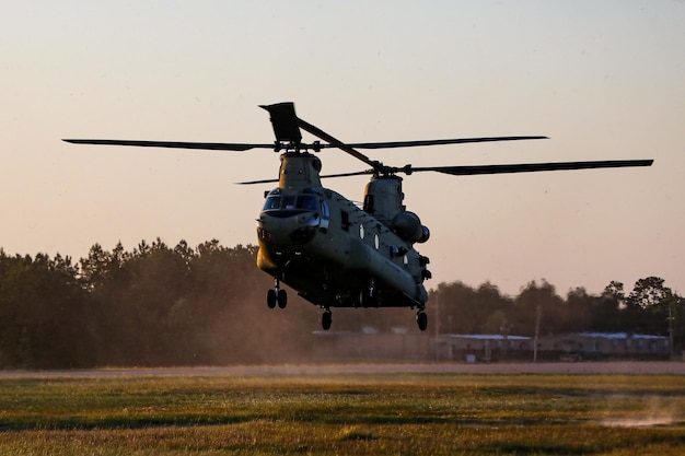 Helikopter Chinook leci w powietrzu.