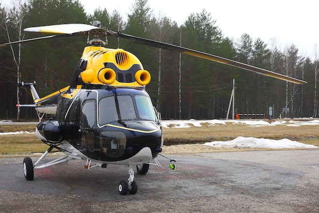 Helikopter czarno-żółty samolot