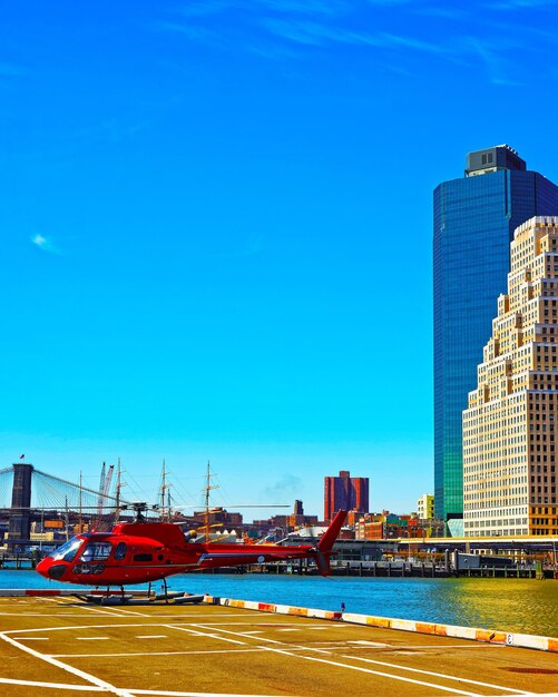 Zdjęcie helikopter ląduje na lądowisku dla helikopterów. skyline z drapaczami chmur na dolnym manhattanie, nowy jork, ameryka usa. budynek architektury amerykańskiej. metropolia nowy jork. pejzaż miejski. hudson, east river, nowy jork